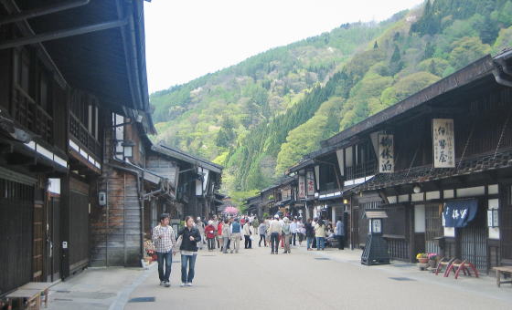 奈良井宿に迫る山並み
