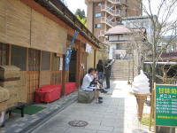 河畔の休憩所