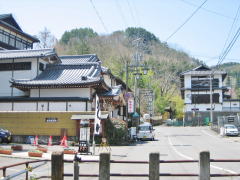 山に向かう道