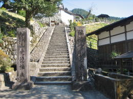 光徳寺に登る石段
