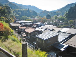石段から寺下の街並みを見下ろす