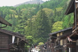 迫る山
