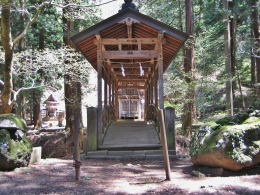 沢に架かる橋も神殿様式